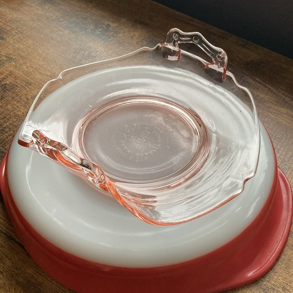 Pink glass sweets plate - Picture 1 of 8